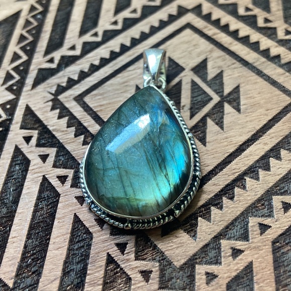 925 Sterling Silver Labradorite Pendant - Picture 5 of 10